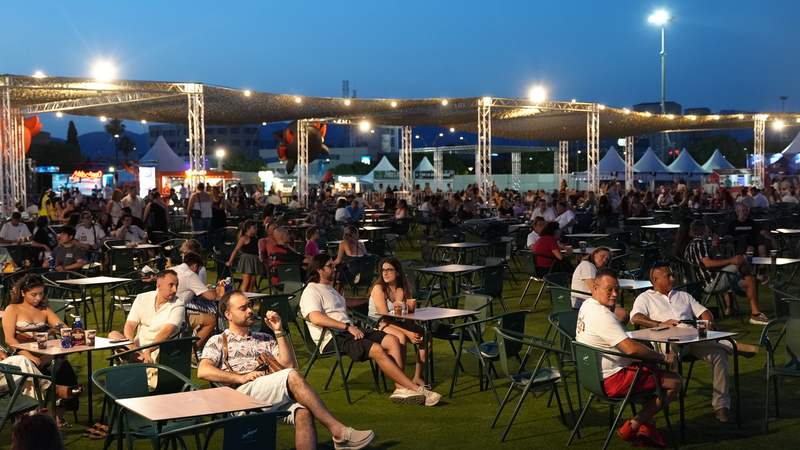 Las mesas del Burger Fest al atardecer