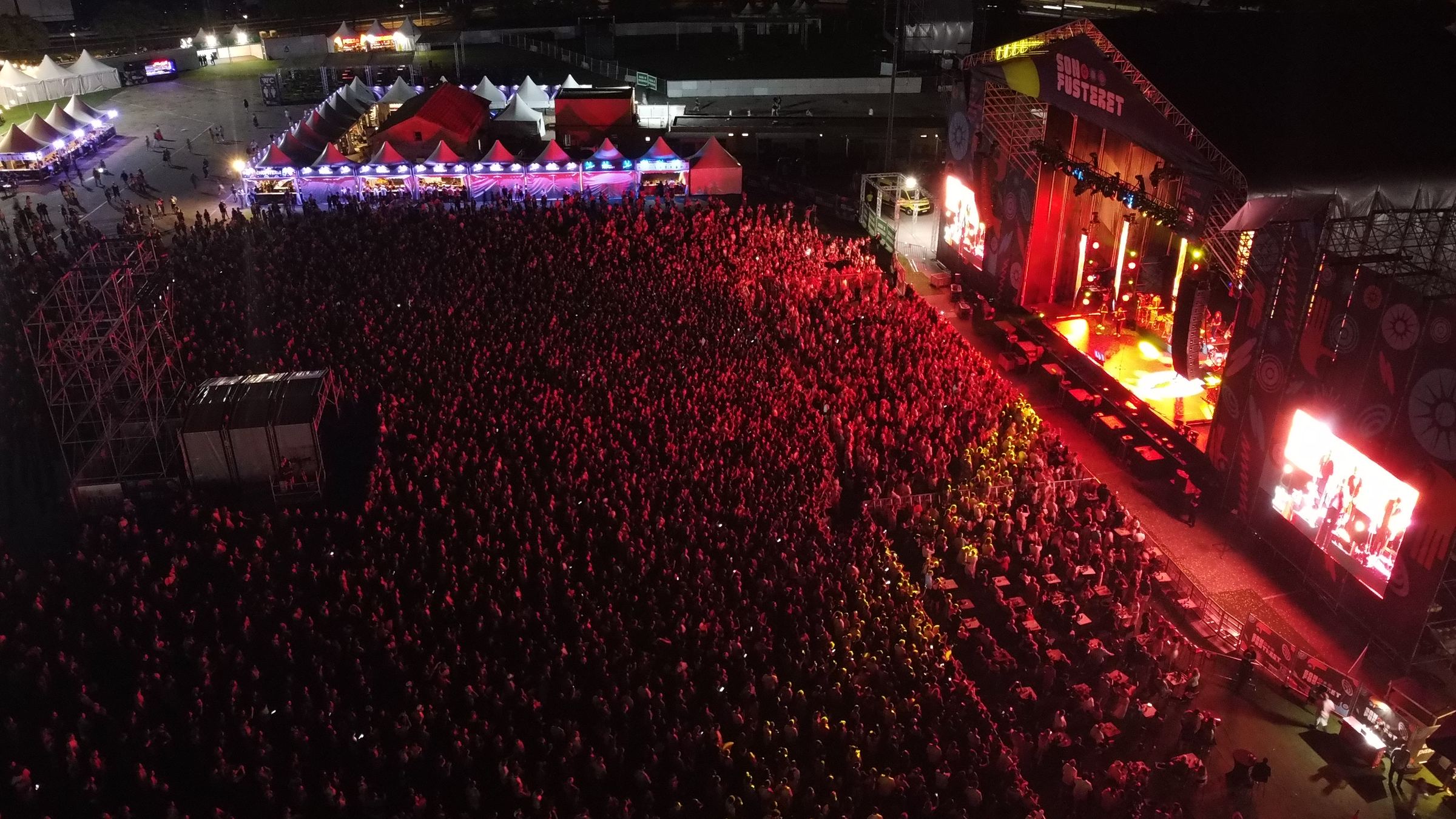Son Fusteret lleno de noche, visto desde el aire durante un concierto