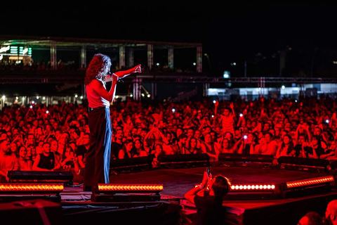 Un artista de cara al público al borde del escenario
