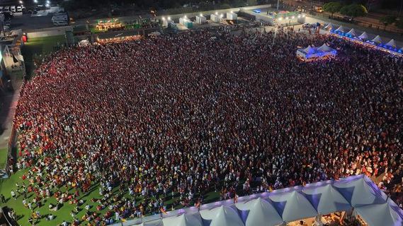 La fan zone de fútbol llena desde el aire