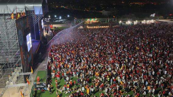 La fan zone de fútbol abarrotada
