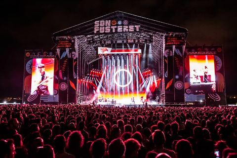 El escenario principal de noche, lleno