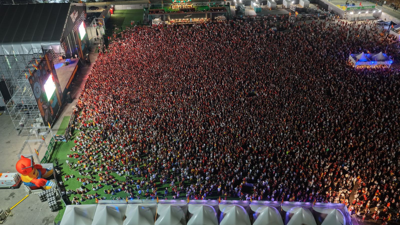 Vista aérea de la fan zone de la final de fútbol con el recinto lleno