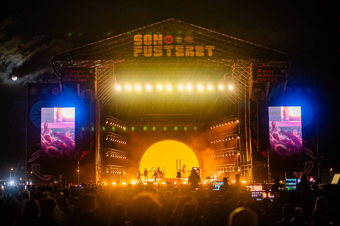 Concierto en el escenario principal de noche