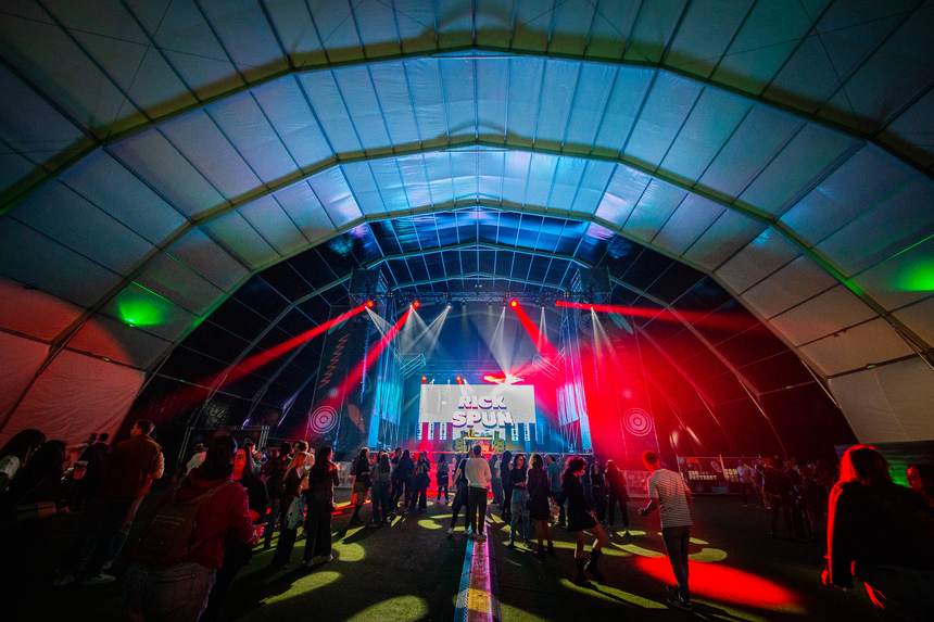 El interior de La Cúpula con el escenario y la iluminación encendida