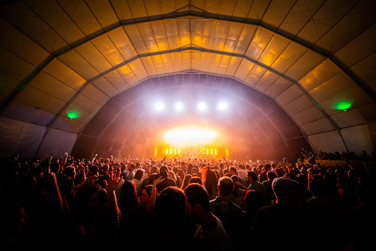 La Cúpula llena de público durante un concierto, con el escenario iluminado