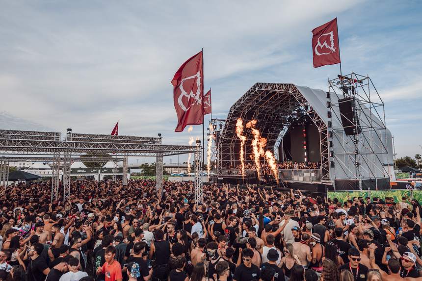 El Domo de día, lleno, con las banderas del festival