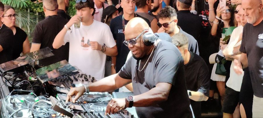 Carl Cox pinchando rodeado de público