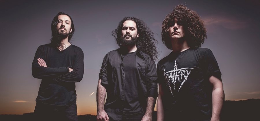 Tres músicos de una banda de rock al atardecer