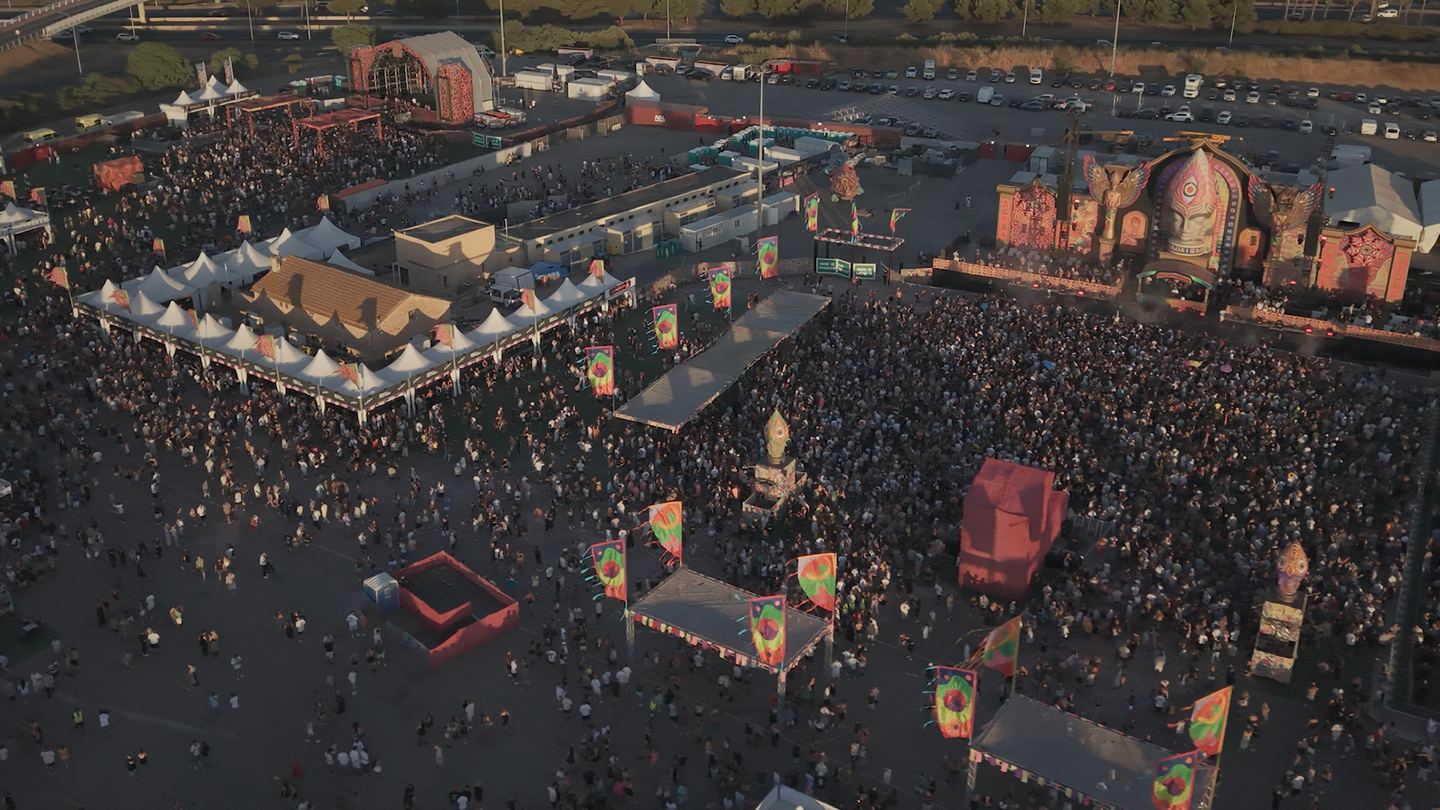 El recinto entero lleno de público, visto desde el aire